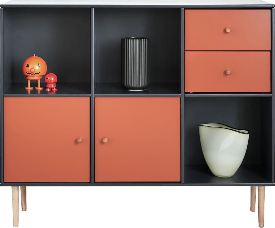 Bilde av Square oppsett 185 skjenk (106 x 34 x H71 cm. Modulsystem oppsett 185. Skjenk med skrog i antrasitt, dører og og skuffer i terracotta farge. Koniske ben i hvitoljet eik.)