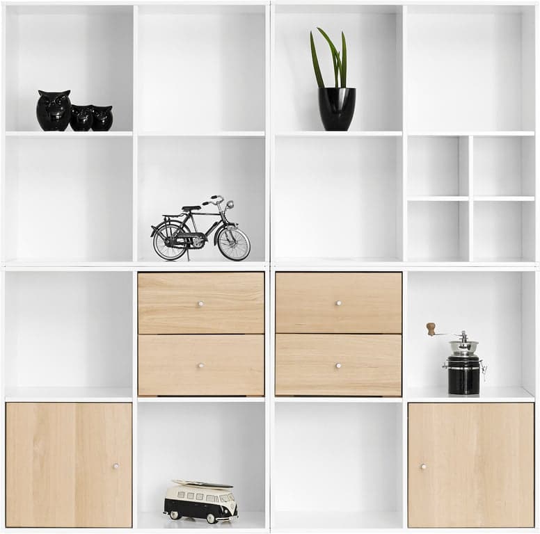 Bilde av Square reol (142 x 34, H 142 cm. Modulsystem oppsett 7, malt MDF hvit, med tilbehør i eik hvitoljet, soft-close skuffer og dører)