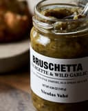 Nicolas Vahé bruschetta med squash og ramsløk