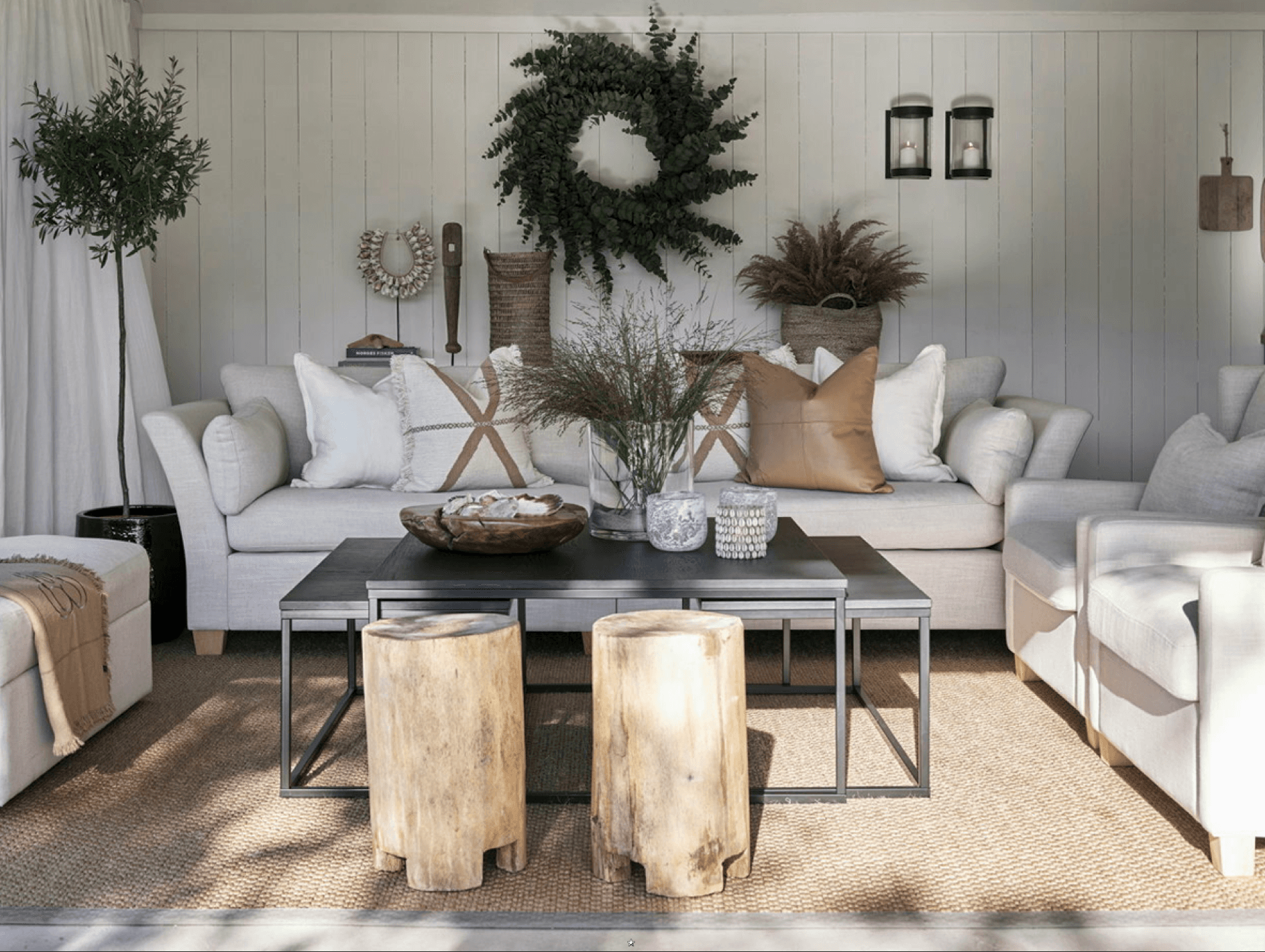 Bradford 4-seter u/nagler, stoff Atlas natur, duntopp. Stue. Charlotte. Nobel sofabord. Sisal teppe grov mink/sobal.