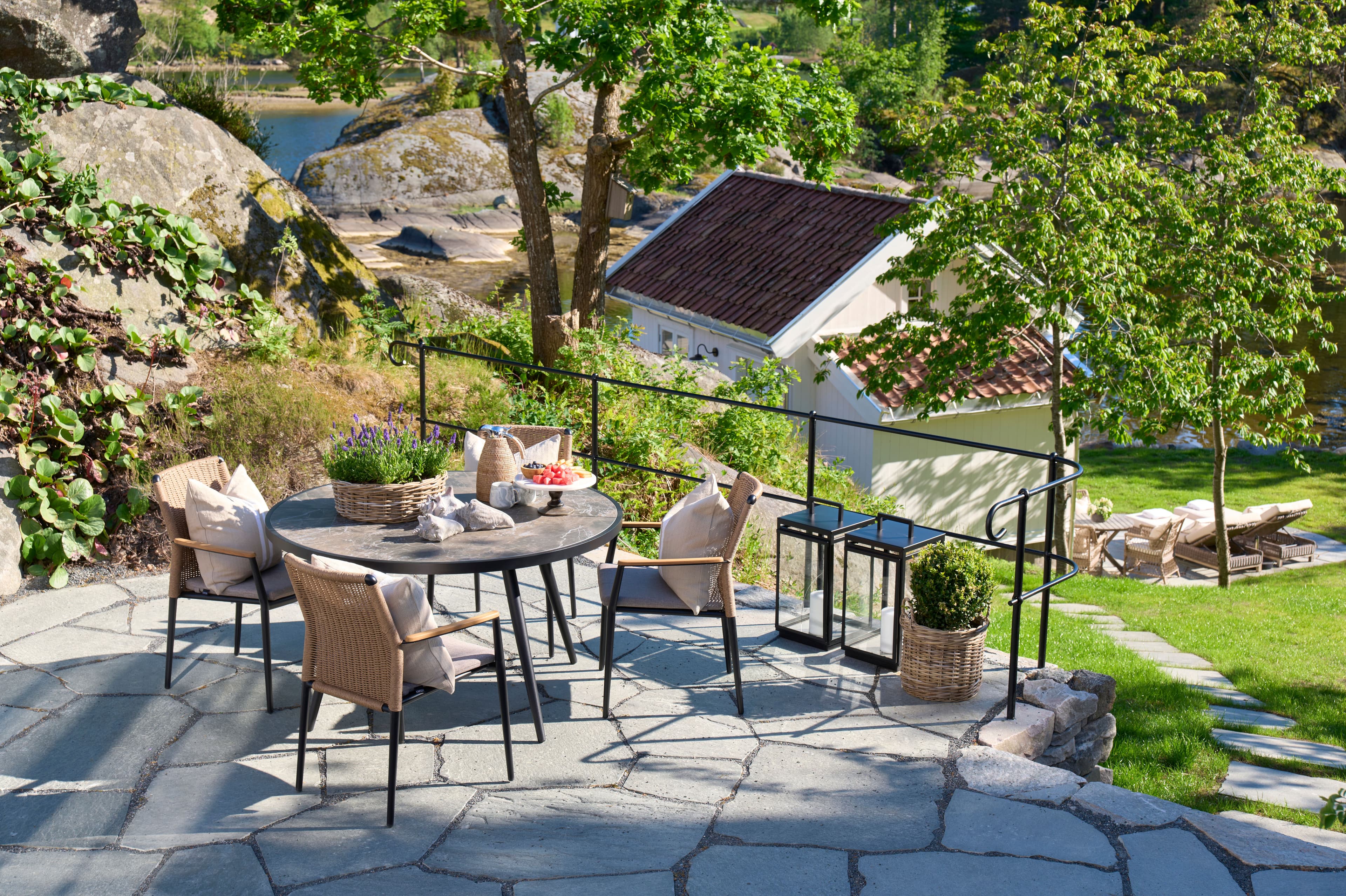 Sommerhytta_ved_sjøen_fagmøbler_2026_hagemøbler_hagebord_spisebord_ceramica_hagestoler_spisestoler_abrielle