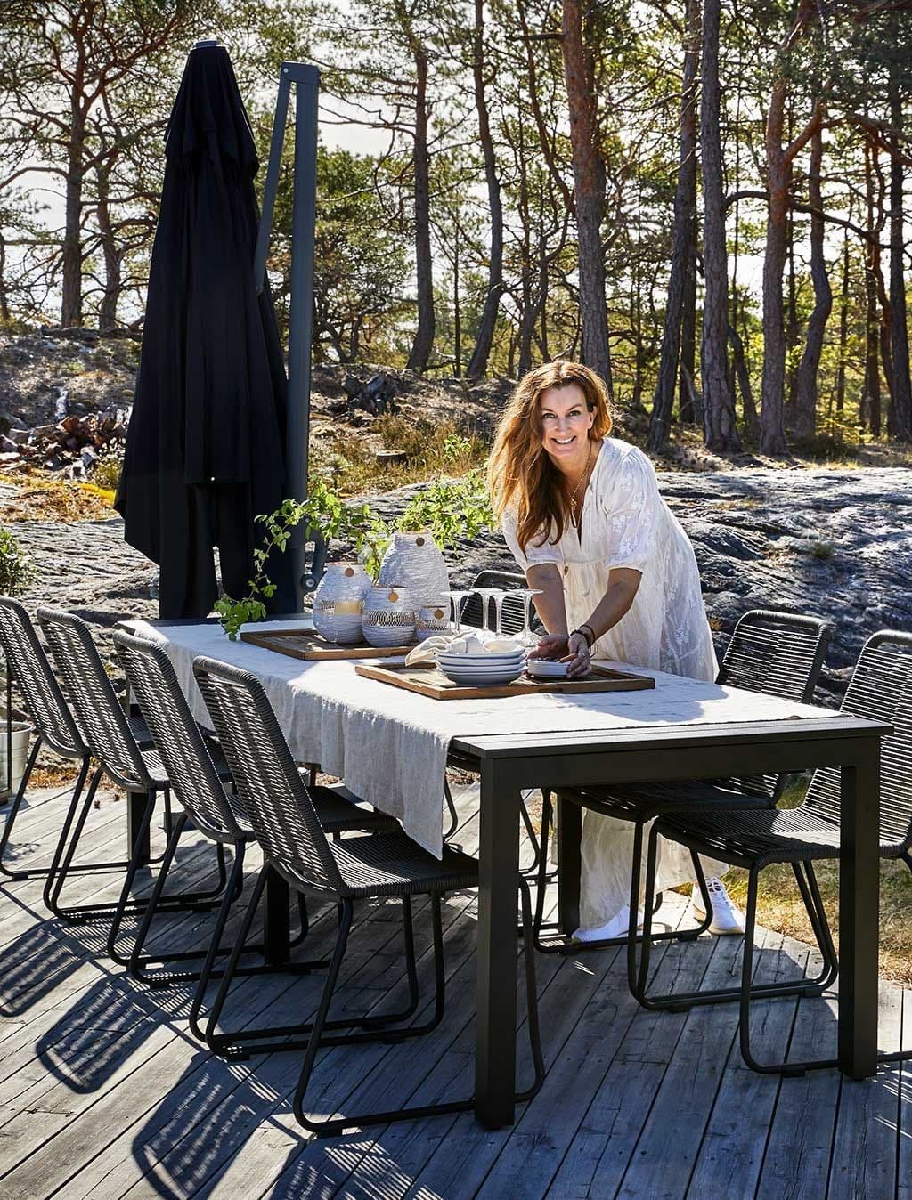 Aina tar oss med til sommerhytta