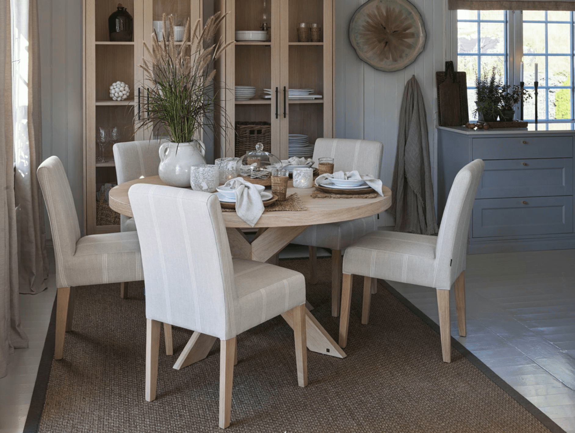 Nobel spisebord Ø140 hvitoljet. Sisal teppe grov mink/sobel.