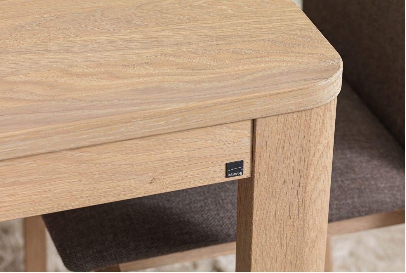 KVALITET: Spisebord i heltre varer og varer – og kan gjerne gå i generasjoner.