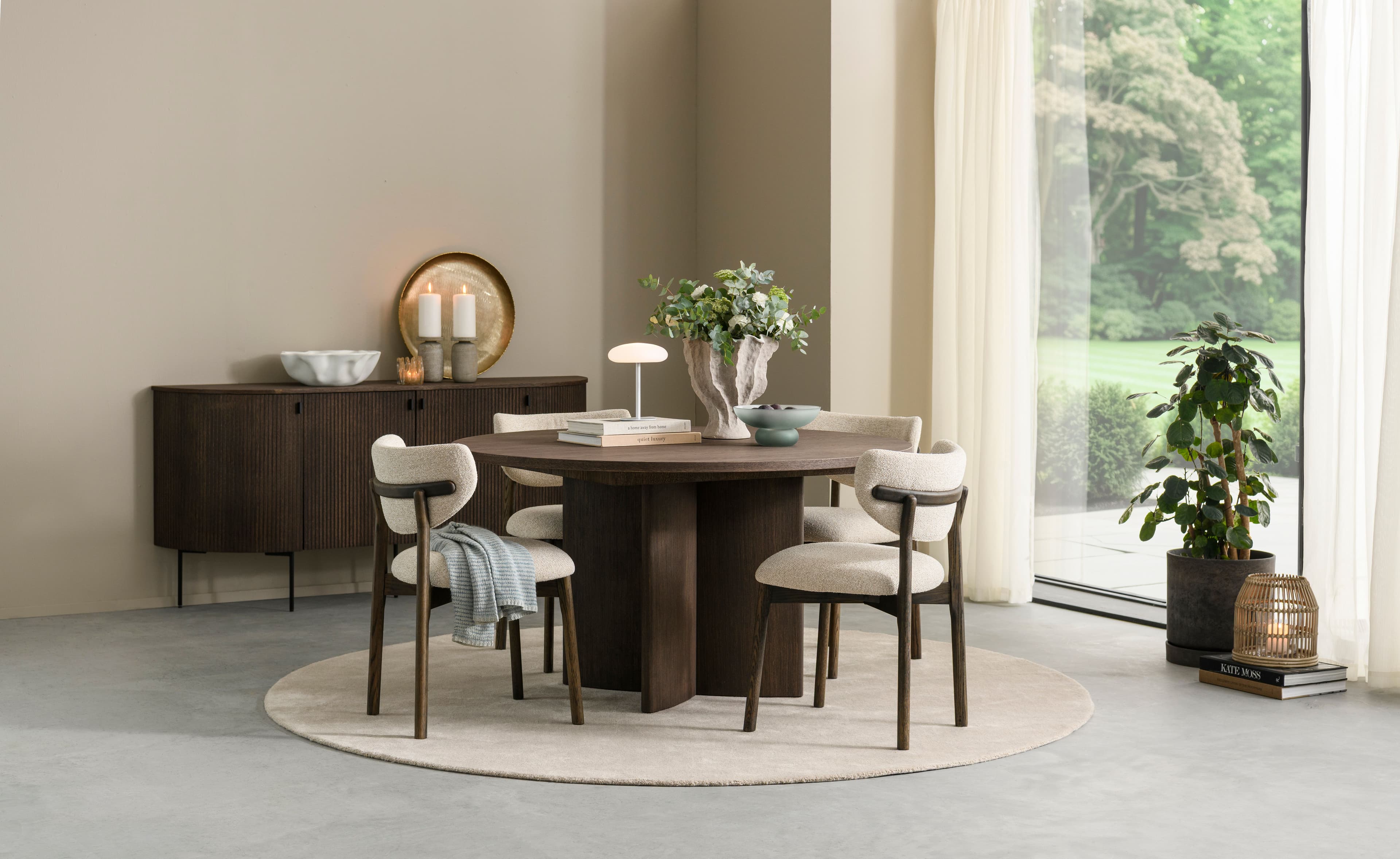 Fagmøbler Linea spisebord med Lotus-bunn Contento spisestoler