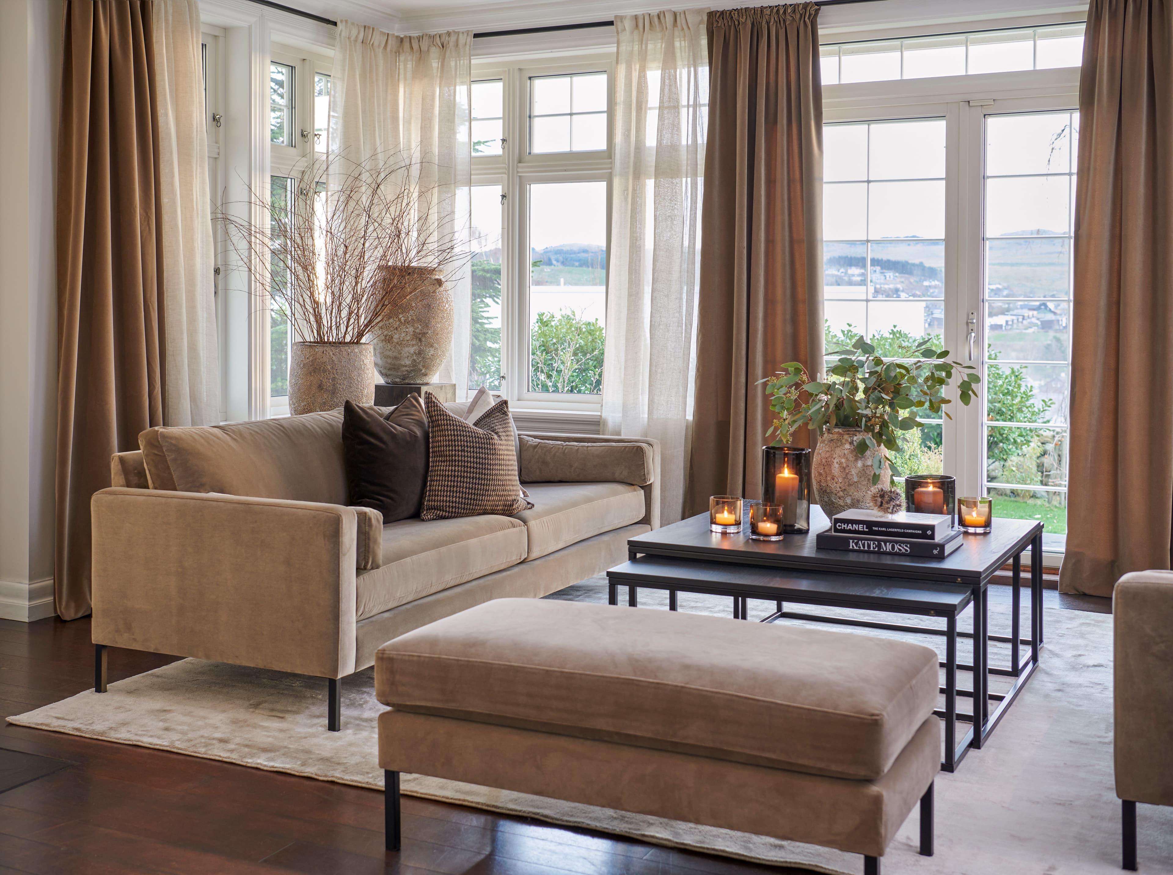 Nobel sofa og sofabord i stue