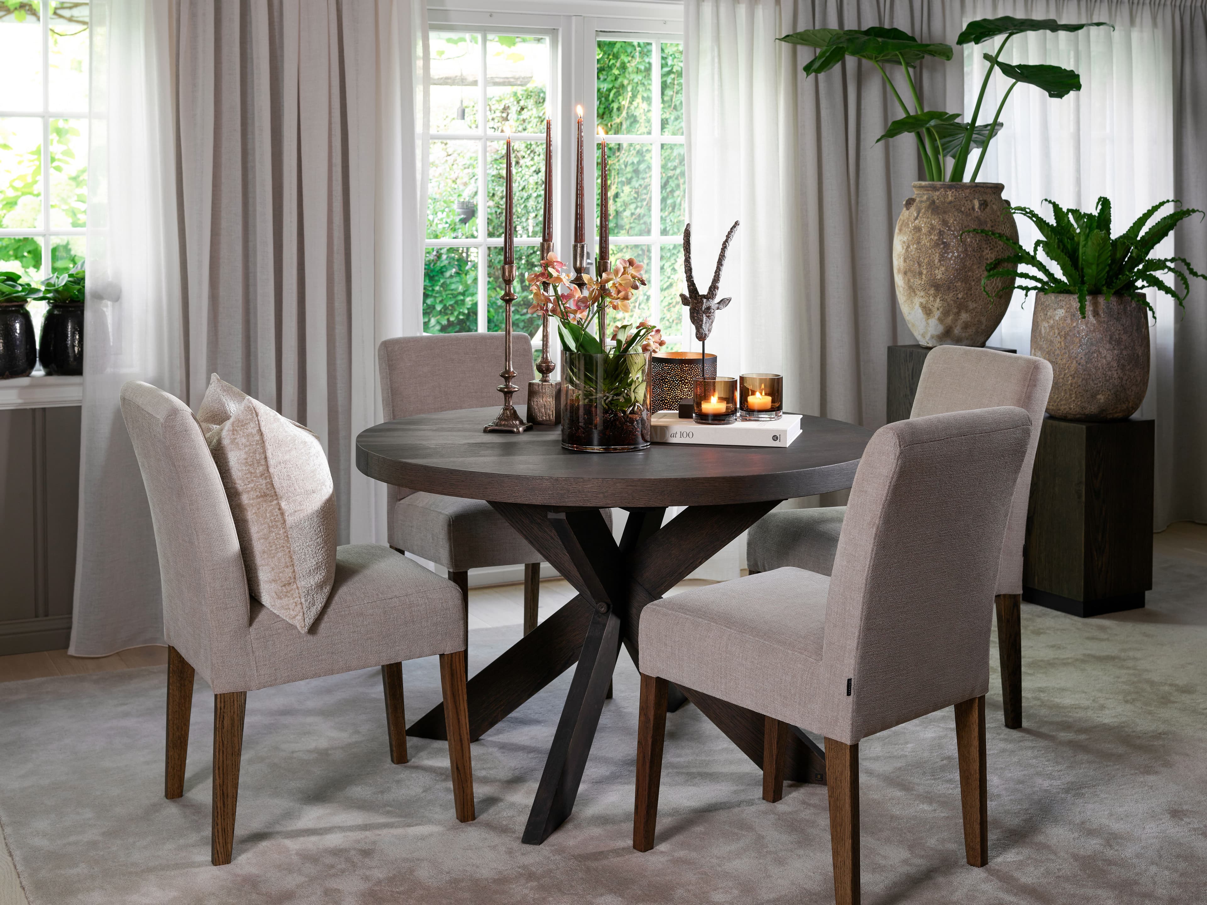 Rundt spisebord og spisestoler fra Nobel®